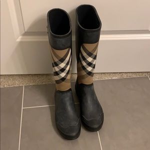 Size 38 women’s Burberry rain boots